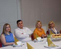 Osoby towarzyszące za stołami