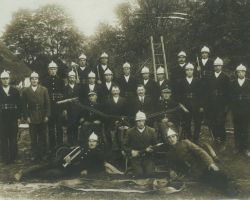 Zdjęcie przedstawia pierwszych członków straży w Głoskowie – 1929 r.