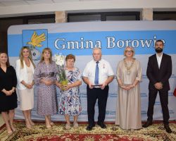 Przedstawiciele samorządu z parą medalową