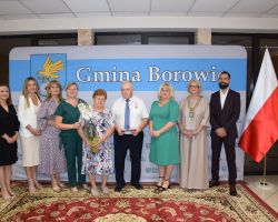 Przedstawiciele samorządu z parą medalową oraz osobami towarzyszącymi