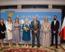 Przedstawiciele samorządu z parą medalową