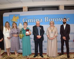 Przedstawiciele samorządu z parą medalową