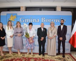 Przedstawiciele samorządu z parą medalową