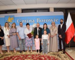 Przedstawiciele samorządu z parą medalową i osobami towarzyszącymi
