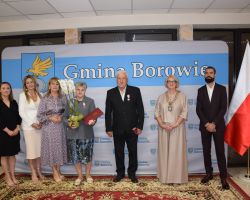 Przedstawiciele samorządu z parą medalową