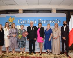 Przedstawiciele samorządu z parą medalową i osobami towarzyszącymi
