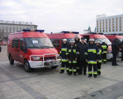 Zdjęcie przedstawia przekazanie samochodu ratowniczo-gaśniczego Ford Transit dla OSP Głosków na Placu Piłsudskiego w...