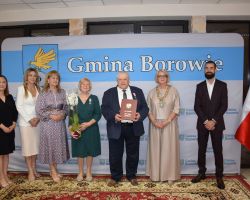Przedstawiciele samorządu z parą medalową