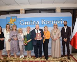 Przedstawiciele samorządu z parą medalową i osobami towarzyszącymi