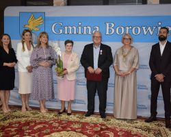 Przedstawiciele samorządu z parą medalową