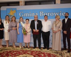 Przedstawiciele samorządu z parą medalową i osobami towarzyszącymi