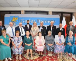 Zdjęcie grupowe par medalowych z wójtem oraz przewodniczącym rady