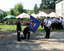 Zdjęcie przedstawia nadanie sztandaru dla OSP Głosków – 2007 r.