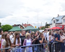 Ludzie stojący przy barierkach