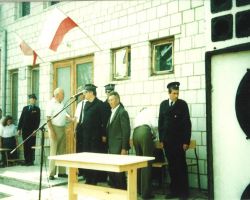Zdjęcie przedstawia oddanie do użytku budynku remizy OSP w Jaźwinach –1994 r.