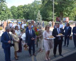 Przedstawiciele samorządu na placy kościelnym