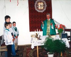 Zdjęcie przedstawia oddanie do użytku budynku remizy OSP w Jaźwinach –1994 r.