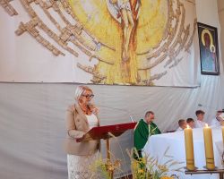 Wójt przy mównicy w kościele