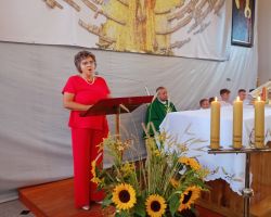 Kobieta przy mównicy w kościele