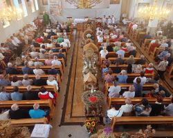 Ludzie podczas mszy świętej w kościele