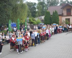 Korowód dożynkowy na placu