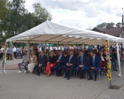 Zaproszeni goście pod namiotem