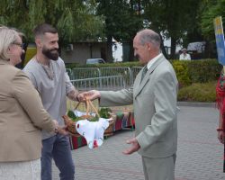 Przekazanie chleba dożynkowego przez sołectwo Chromin