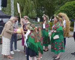 Przekazanie chleba dożynkowego przez sołectwo Filipówka