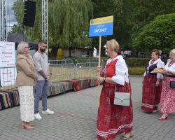 Przekazanie chleba dożynkowego przez sołectwo Iwowe