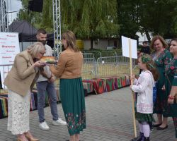 Przekazanie chleba dożynkowego przez sołectwo Jaźwiny
