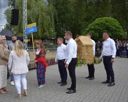 Przekazanie chleba dożynkowego przez sołectwo Laliny