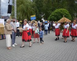Przekazanie chleba dożynkowego przez sołectwo Nowa Brzuza