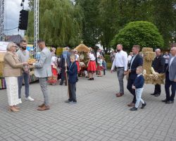 Przekazanie chleba dożynkowego przez sołectwo Słup Drugi