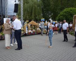 Przekazanie chleba dożynkowego przez sołectwo Stara Brzuza