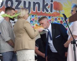 Starostowie dożynek całują chleb