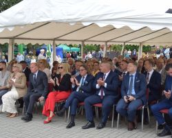 Zaproszeni goście pod namiotem