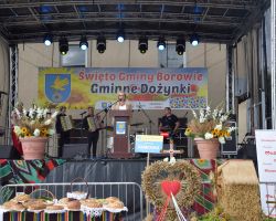 Wójt Gminy podczas przemówienia na scenie