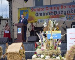 Mężczyzna na scenie podczas przemówienia