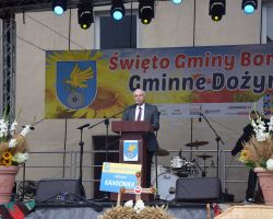 Mężczyzna na scenie podczas przemówienia
