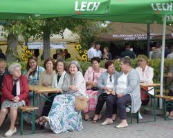 Ludzie siedzący na ławkach