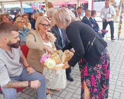 Częstowanie Wójt Gminy chlebem dożynkowym