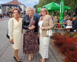 od lewej: kobieta, Poseł Maria Koc, Wójt Gminy