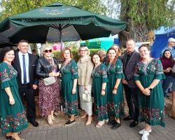Zdjęcie KGW Jaźwiny z przedstawicielami samorządu