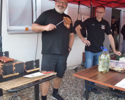 Mężczyzna przy grillu
