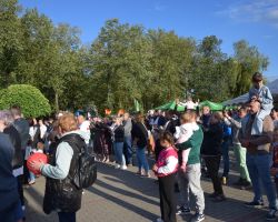 Ludzie na głównym placu wydarzenia