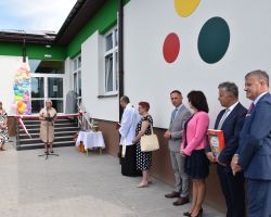Wójt Gminy przy mikrofonie, zaproszeni goście