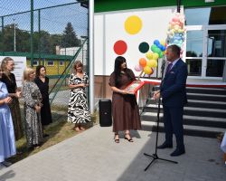 Poseł Woźniak gratuluje Dyrektorowi żłobka