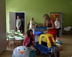 Ludzie w sali zabaw w żłobku