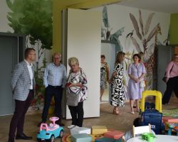Ludzie w sali zabaw w żłobku