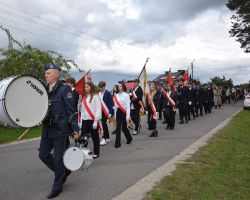 Orkiestra oraz sztandary w korowodzie